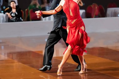 Bir çift Latin dansı yapar. Dans eden bir çiftin bacakları. 