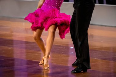 Çift Latin dansı yapıyor. Dans eden bir çiftin bacakları. 
