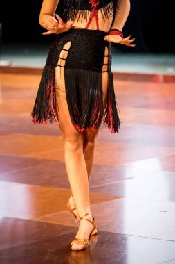Zarif seksi dansçı Latin dansı yapar