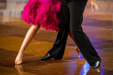Çift Latin dansı yapıyor. Dans eden bir çiftin bacakları. 