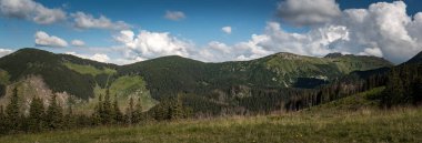 Slovakya 'daki Tatra dağlarının zirvelerine bak