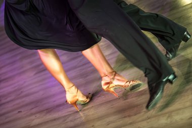 Dans pistinde genç dansçıların bacakları