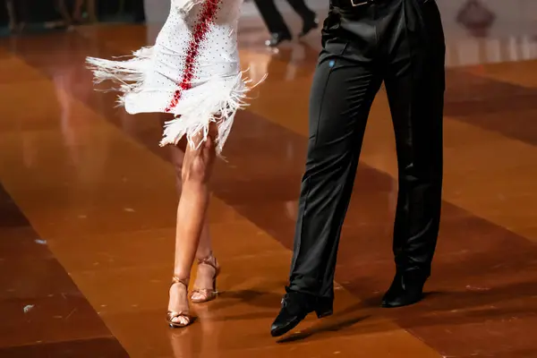 라틴어 춤추는 커플의 — 스톡 사진