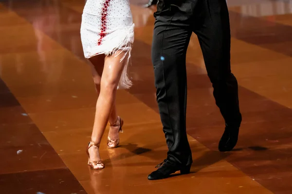 Een Paar Dansen Een Latijnse Dans Benen Van Een Danspaar — Stockfoto
