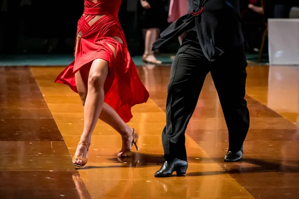 Das Paar Tanzt Einen Lateinamerikanischen Tanz Die Beine Eines Tanzenden — Stockfoto