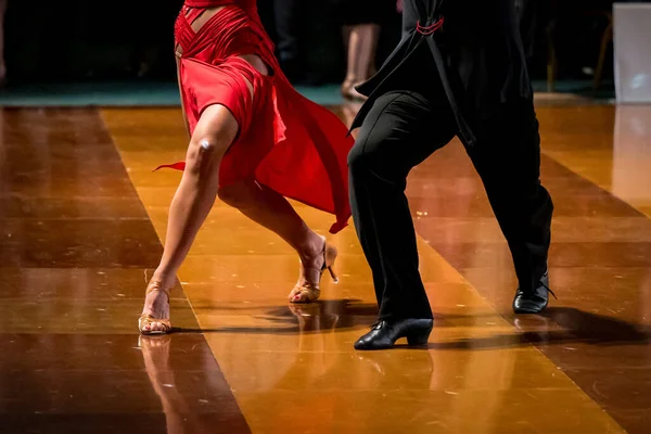 Pár Latinul Táncol Egy Táncoló Pár Lábai — Stock Fotó