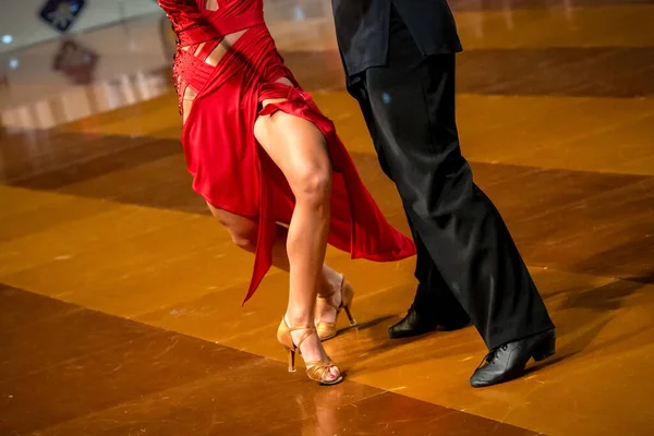 Pár Latinul Táncol Egy Táncoló Pár Lábai — Stock Fotó