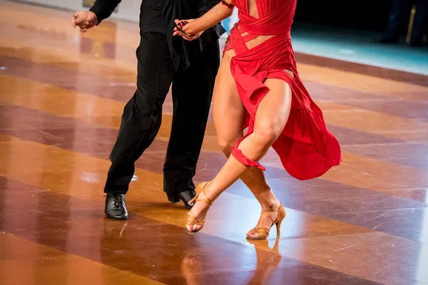Pareja Baila Baile Latino Las Piernas Una Pareja Baile — Foto de Stock