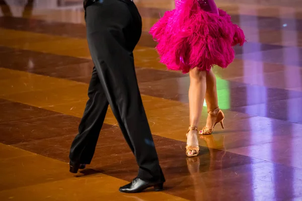 Pareja Baila Baile Latino Las Piernas Una Pareja Baile —  Fotos de Stock