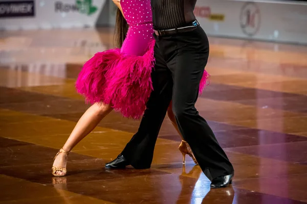Çift Latin Dansı Yapıyor Dans Eden Bir Çiftin Bacakları — Stok fotoğraf