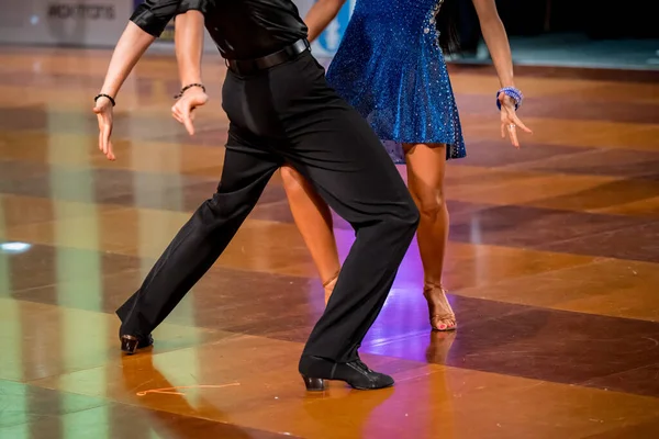 Het Stel Danst Een Latijnse Dans Benen Van Een Danspaar — Stockfoto