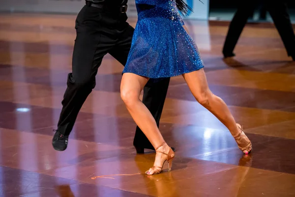 Пара Танцює Латинський Танець Ноги Танцювальної Пари — стокове фото