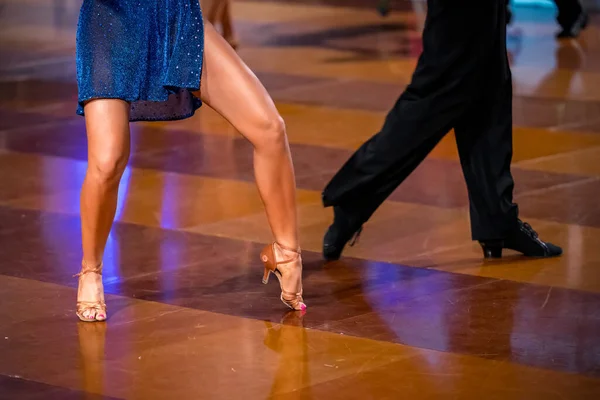 Paret Dansar Latinsk Dans Benen Ett Dansande Par — Stockfoto