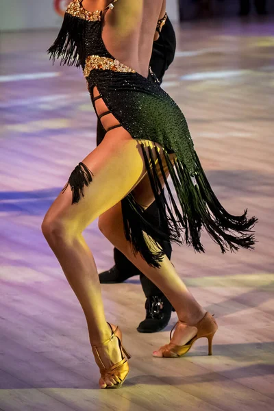 Das Paar Tanzt Einen Lateinamerikanischen Tanz Die Beine Eines Tanzenden — Stockfoto