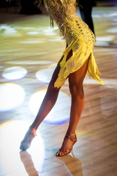 Graceful Sexy Dancer Dances Latin Dance — Stock Photo, Image