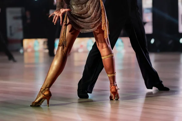 Ett Par Dansar Latinsk Dans Benen Ett Dansande Par — Stockfoto