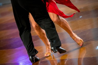 Çift Latin dansı yapıyor. Dans eden bir çiftin bacakları. 