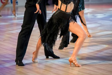 Çift Latin dansı yapıyor. Dans eden bir çiftin bacakları. 