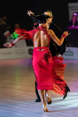 Bir çift Latin dansı yapar. Dans eden bir çiftin bacakları. 