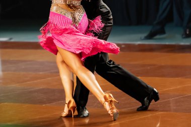 Bir çift Latin dansı yapar. Dans eden bir çiftin bacakları. 