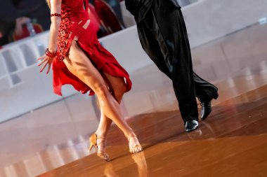 Bir çift Latin dansı yapar. Dans eden bir çiftin bacakları. 