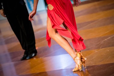 Çift Latin dansı yapıyor. Dans eden bir çiftin bacakları. 