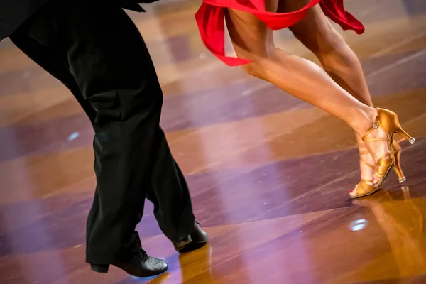 カップルはラテンダンスを踊る ダンスカップルの脚は — ストック写真