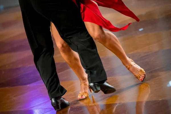 Пара Танцює Латинський Танець Ноги Танцювальної Пари — стокове фото