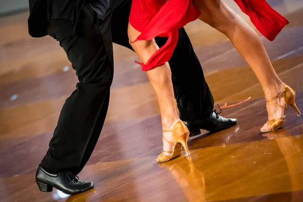 Para Tańczy Taniec Latynoski Nogi Tańczącej Pary — Zdjęcie stockowe