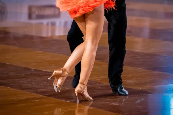 这对夫妇跳拉丁舞 一对跳舞的夫妇的腿 — 图库照片