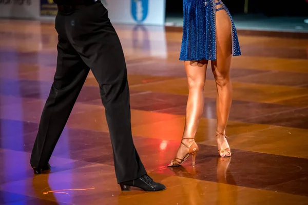 Paret Dansar Latinsk Dans Benen Ett Dansande Par — Stockfoto