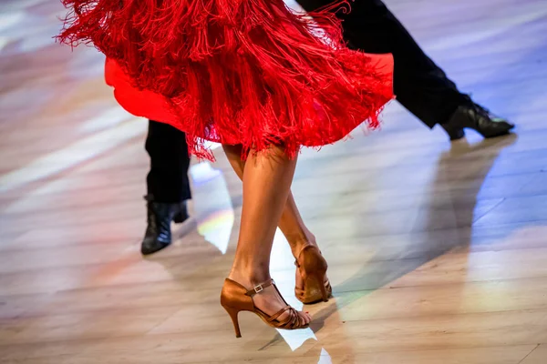 Para Tańczy Taniec Latynoski Nogi Tańczącej Pary — Zdjęcie stockowe