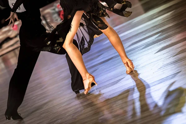 Ноги Молодих Танцюристів Танцмайданчику — стокове фото