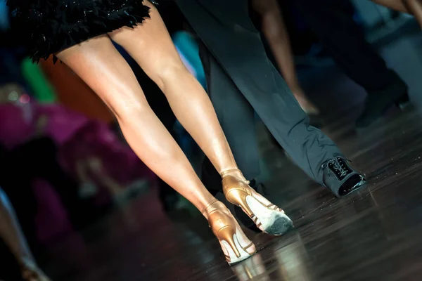 Ноги Молодых Танцоров Танцполе — стоковое фото