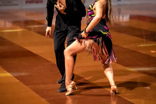 Ζευγάρι Χορεύει Λατινικό Χορό Πόδια Ενός Ζευγαριού Που Χορεύει — Φωτογραφία Αρχείου