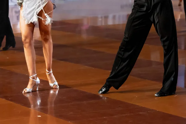 Casal Dança Uma Dança Latina Pernas Casal Dançante — Fotografia de Stock