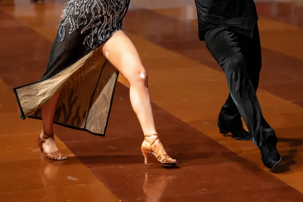 Ett Par Dansar Latinsk Dans Benen Ett Dansande Par — Stockfoto