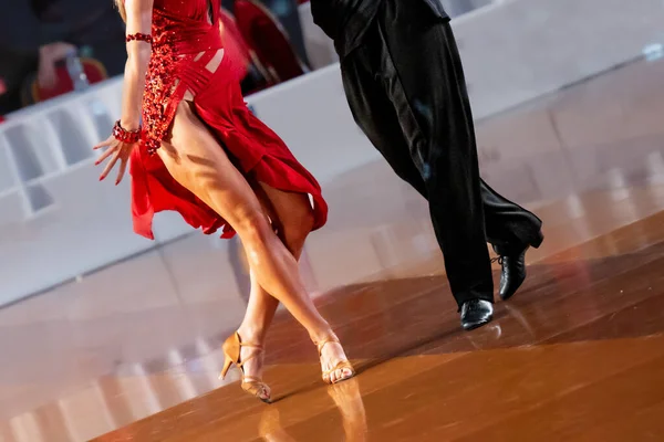 Egy Pár Táncol Egy Latin Táncot Egy Táncoló Pár Lábai — Stock Fotó