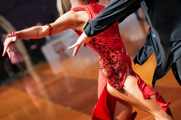 一对舞伴跳拉丁舞 一对跳舞的夫妇的腿 — 图库照片