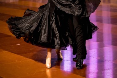 Dans pistinde dans eden çiftler.