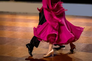 Dans pistinde dans eden çiftler.