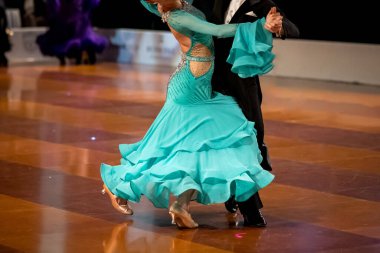 Dans pistinde dans eden çiftler.