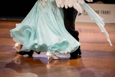 Dans pistinde dans eden çiftler.