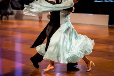 Dans pistinde dans eden çiftler.