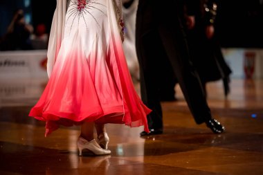 Dans pistinde dans eden çiftler.