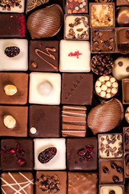 Çikolata çeşitleri, beyaz, siyah ve sütlü çikolata.