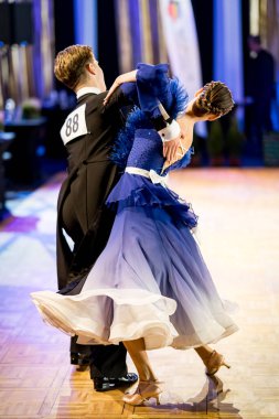 Dans pistinde dans eden çiftler.