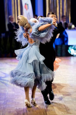 Dans pistinde dans eden çiftler.