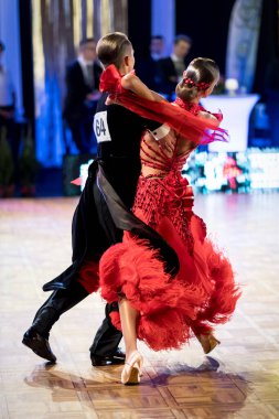 Dans pistinde dans eden çiftler.