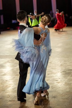 Dans pistinde dans eden çiftler.